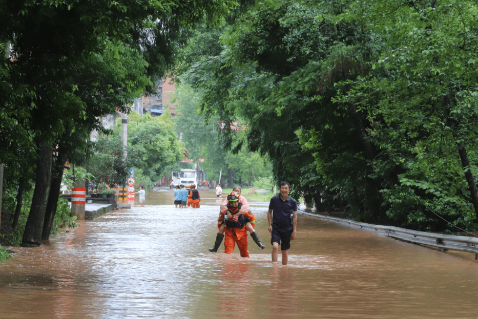 暴雨致平昌多个乡镇受灾 消防紧急转移多名群众_洪水