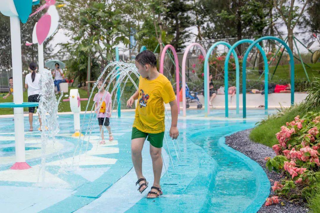 水樂園將水鳥抓魚,戲水等生態場景融合進遊樂空間.