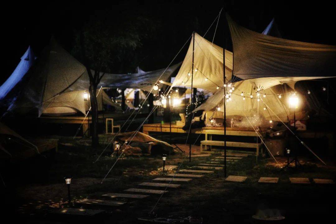 到康巴什城市中心露营去!_帐篷