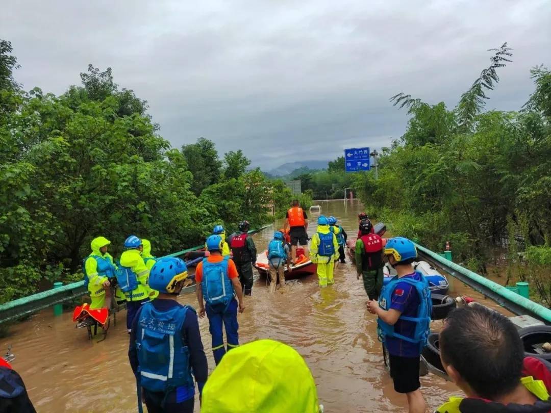 四川大竹县遭遇最强降雨8日凌晨提示山洪灾害危险区转移