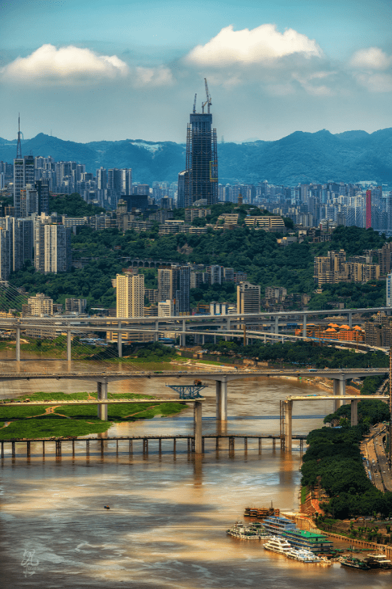 上海,纽约,共采访50余位相关人物,通过"城市巅峰""时代浪潮""重庆攀登