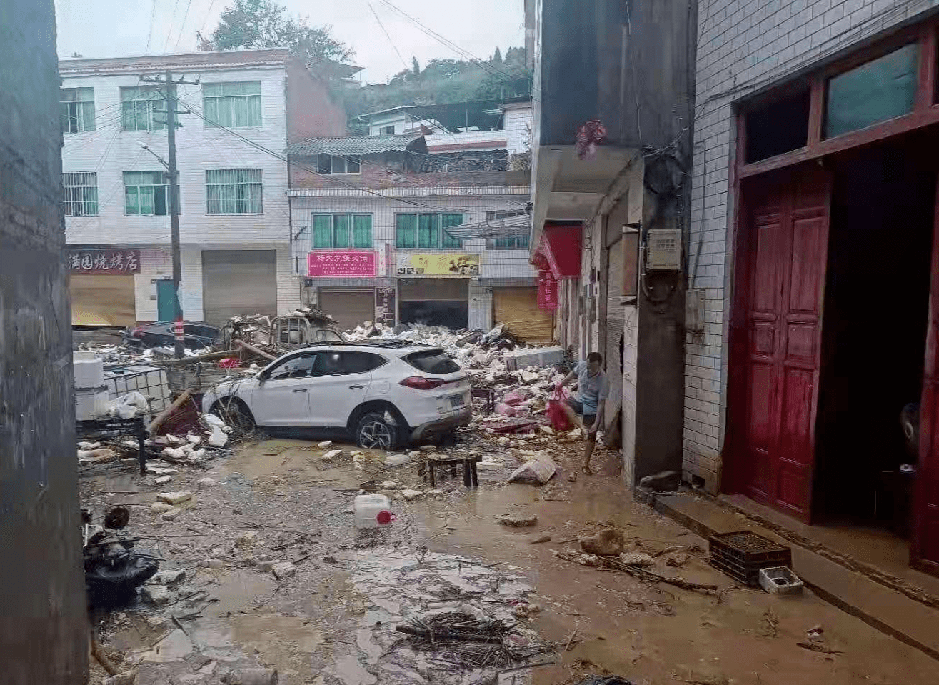 四川古蔺突发暴雨多地受灾 当地消防营救31人,协助转移2000余人