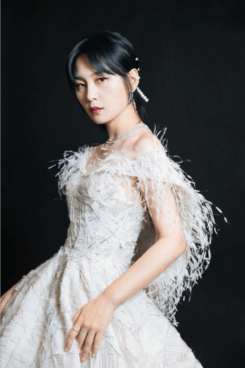 羽毛|女明星们争相尝试的白色羽毛造型也太绝了!