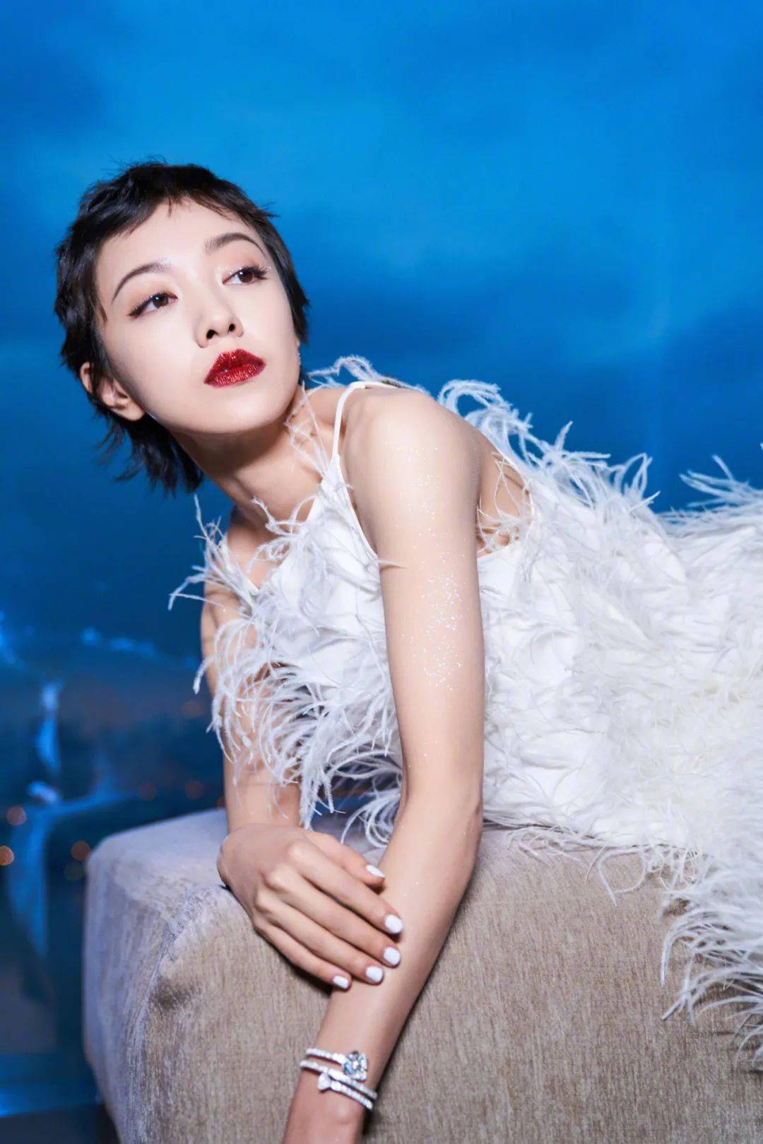 羽毛|女明星们争相尝试的白色羽毛造型也太绝了！