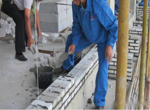 对没有防水要求的隔墙,先进行水泥砖落角,通过拉线挂线砌筑,有效的