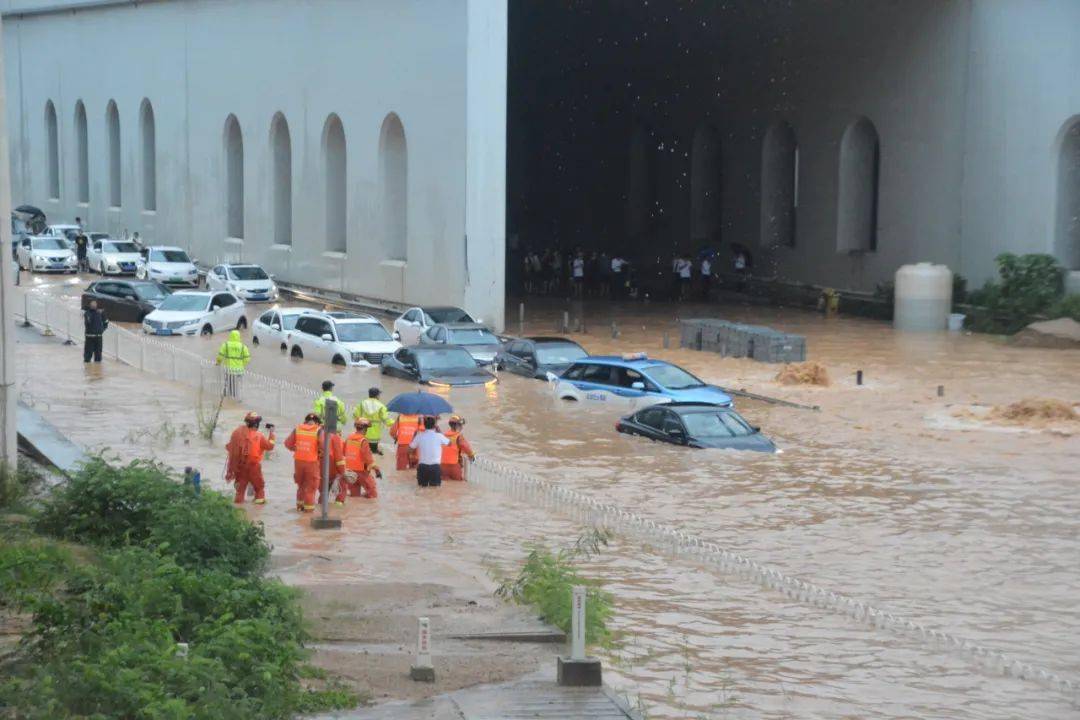 深圳突发暴雨多人被困12车被淹消防紧急救援