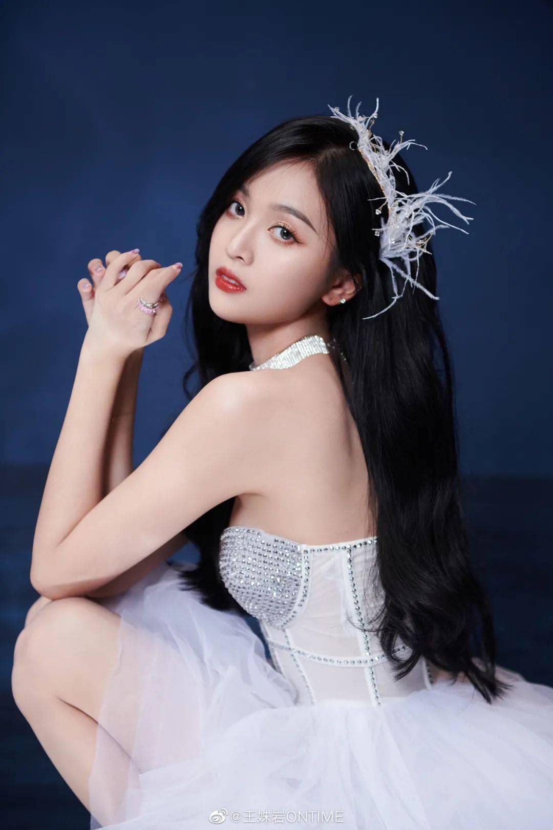 羽毛|女明星们争相尝试的白色羽毛造型也太绝了!