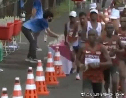 乌德·基普乔格|法国马拉松选手比赛时故意打翻补给水：推倒一排，拿走最后一瓶