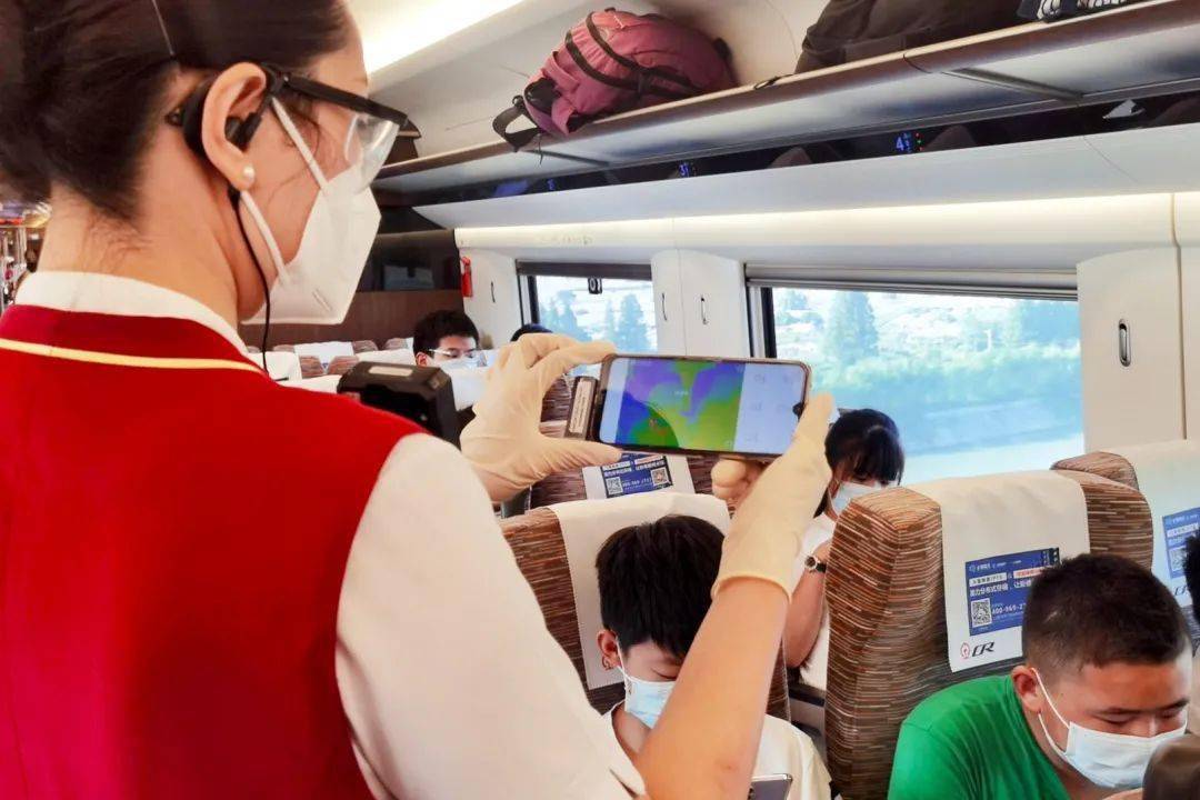 董静雪|高铁乘务员为什么“偷拍”乘客？原来是……