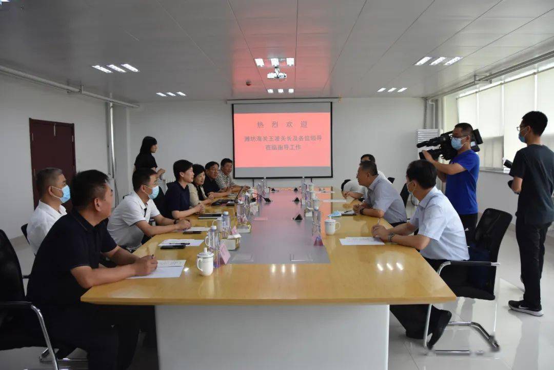 昌邑市委书记吕珊珊,市政府副市长赵海龙,市商务局局长陈大生,柳疃镇