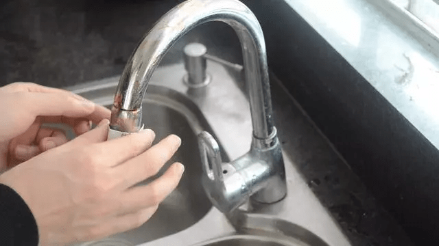 锅盖|用完的牙膏管别扔掉，放在厨房一年能省不少钱，邻居见了纷纷学！