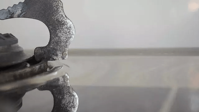 锅盖|用完的牙膏管别扔掉，放在厨房一年能省不少钱，邻居见了纷纷学！