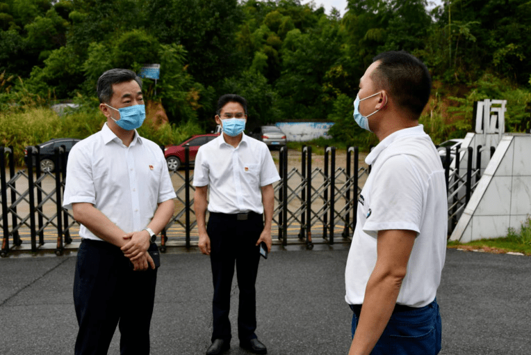 陈竞首先来到益阳高新区邓石桥高速公路收费站,看望慰问一线疫情防控