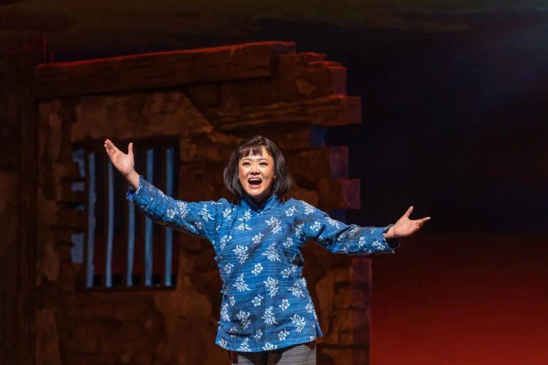 首演夜致敬经典洪湖水再次深情唱响
