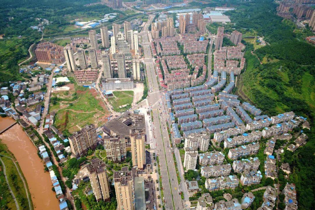 看高空下的白土坝片区和夜幕下的白马新城_南充