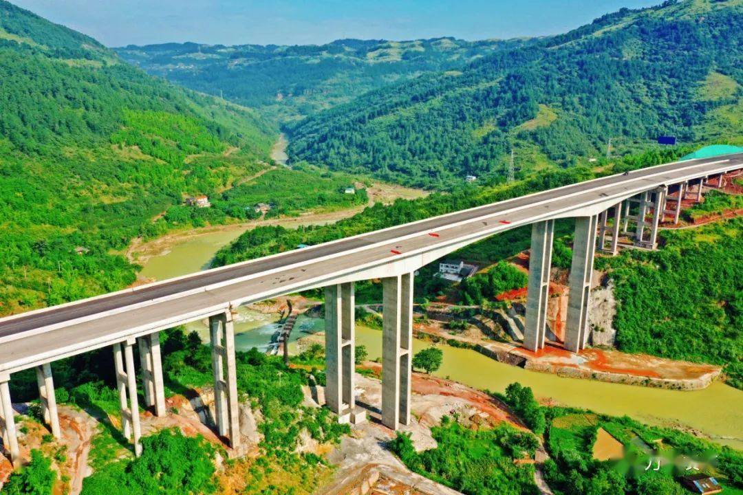 走进渝黔复线看发展藻渡河大桥完工