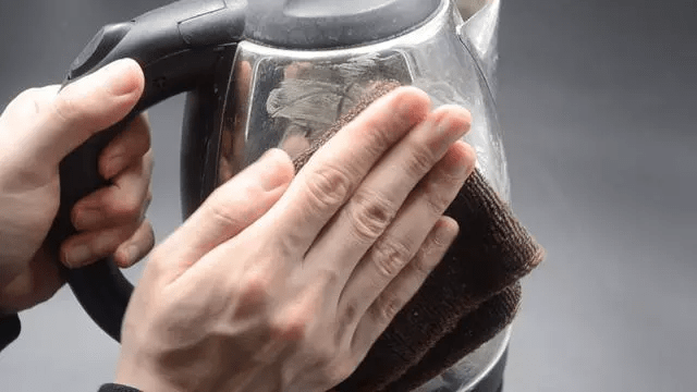 锅盖|用完的牙膏管别扔掉，放在厨房一年能省不少钱，邻居见了纷纷学！