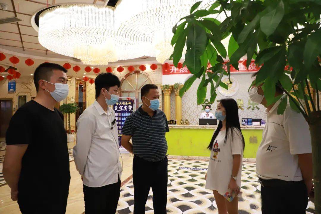 陈富华率队突击检查城区重点场所疫情防控工作_巧家县