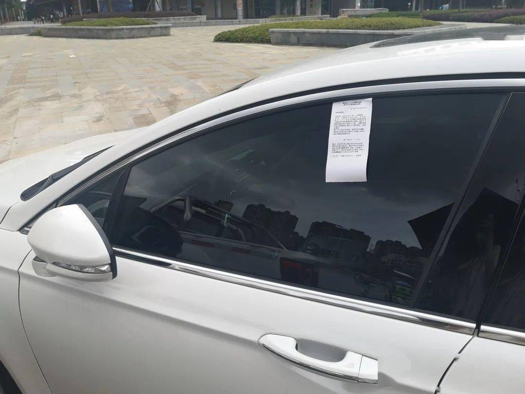 违停车辆被贴罚单.