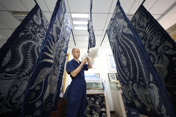 时装|沉浸在蜡染世界里的“小裁缝”