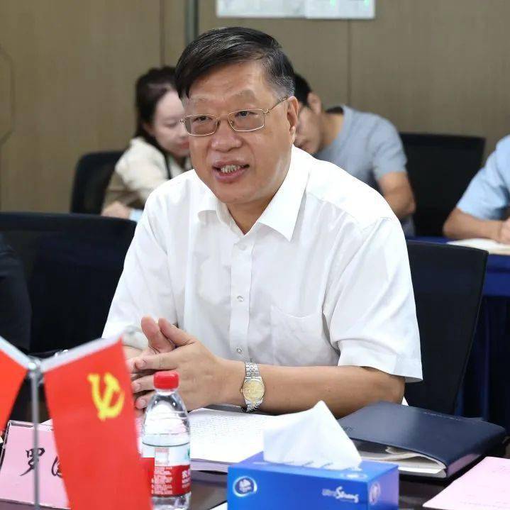 康恩贝股份党委书记,总裁罗国良首先代表公司向出席会议的专家表示