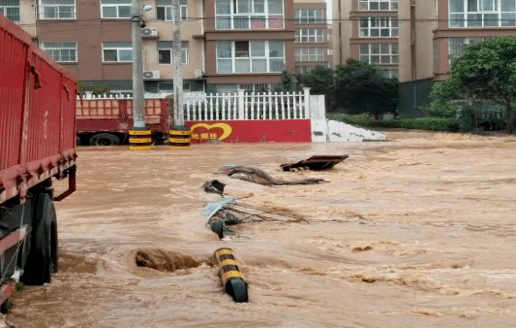 7月17日以来,河南省遭遇持续强降雨天气,郑州,新乡,鹤壁等地出现特大