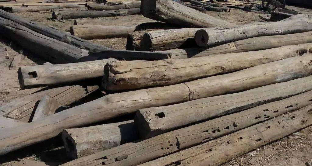 那么,商人们到农村收这些老旧的木头是要干什么?