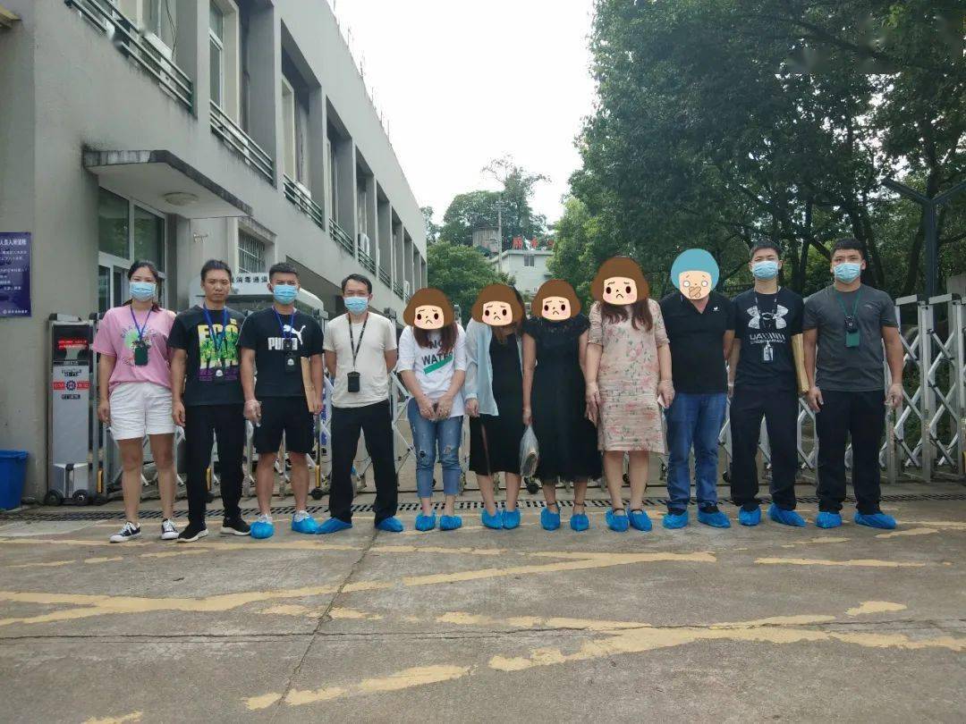 足浴|一男子载着妻子和一帮足浴店员工深夜下地偷玉米