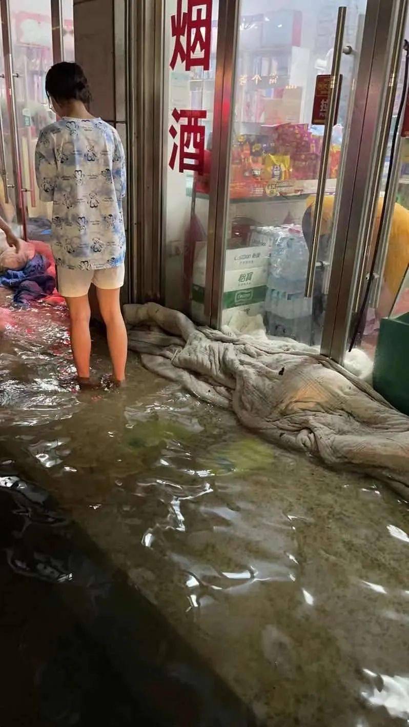 昨夜暴雨杀到嘉兴水淹膝盖车库倒灌屋顶喷水地面喷泉惨惨惨