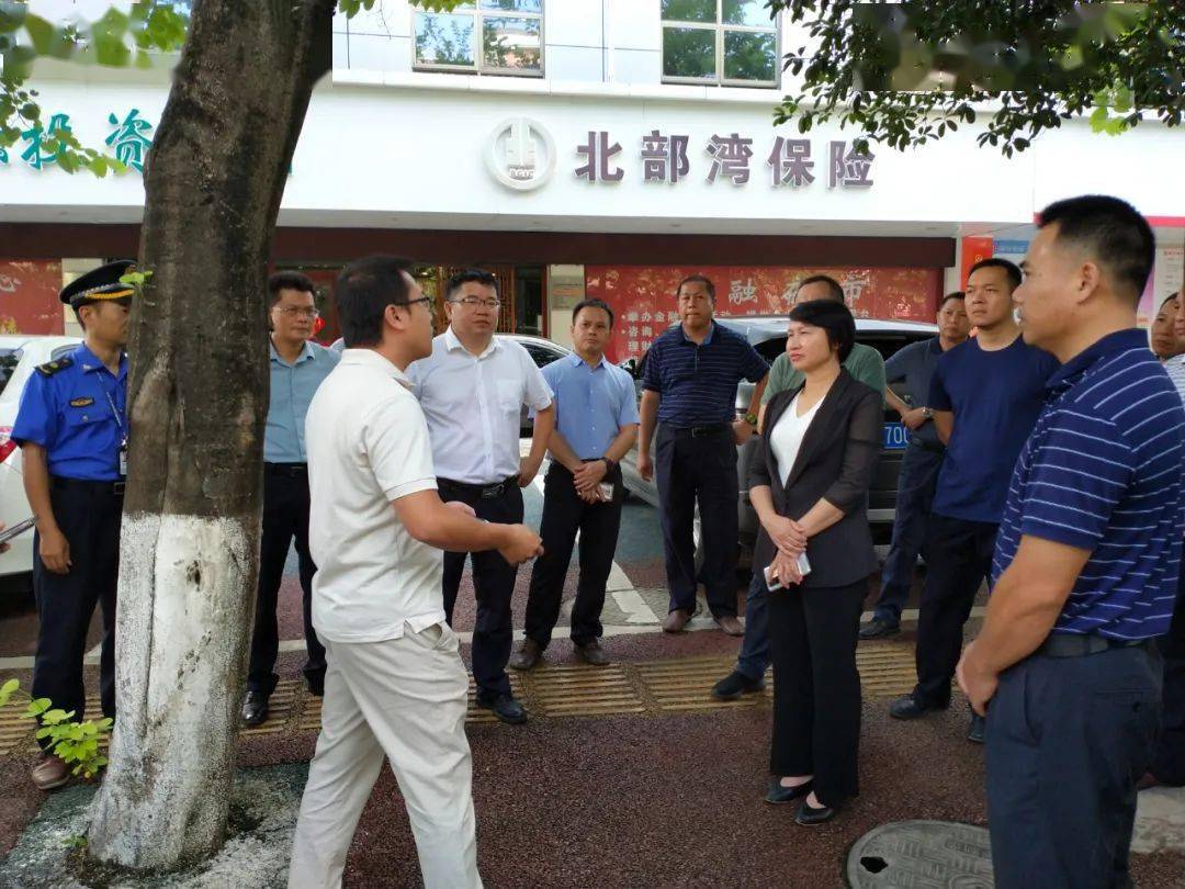 考察组在鹿寨县桂园路考察门头广告设置,智慧停车工作提名副县长