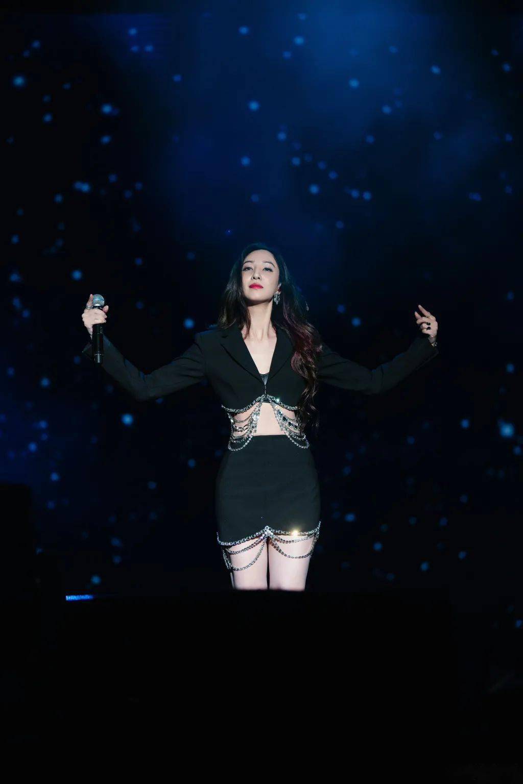 " 辗转娱乐圈这么多多年,郑希怡始终觉得,不管是唱歌,演戏,还是综艺
