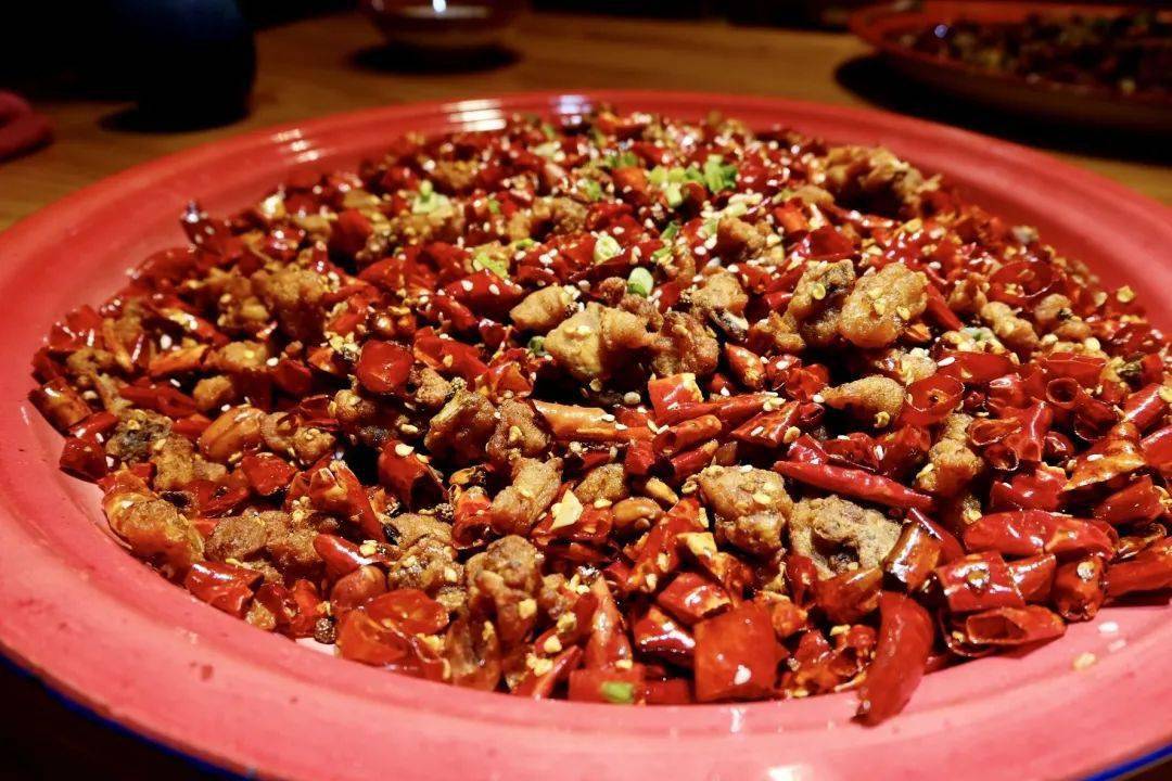 一大盘的辣子鸡鲜,香,嫩,也更入味而且不是在辣子里找鸡肉因为其中的