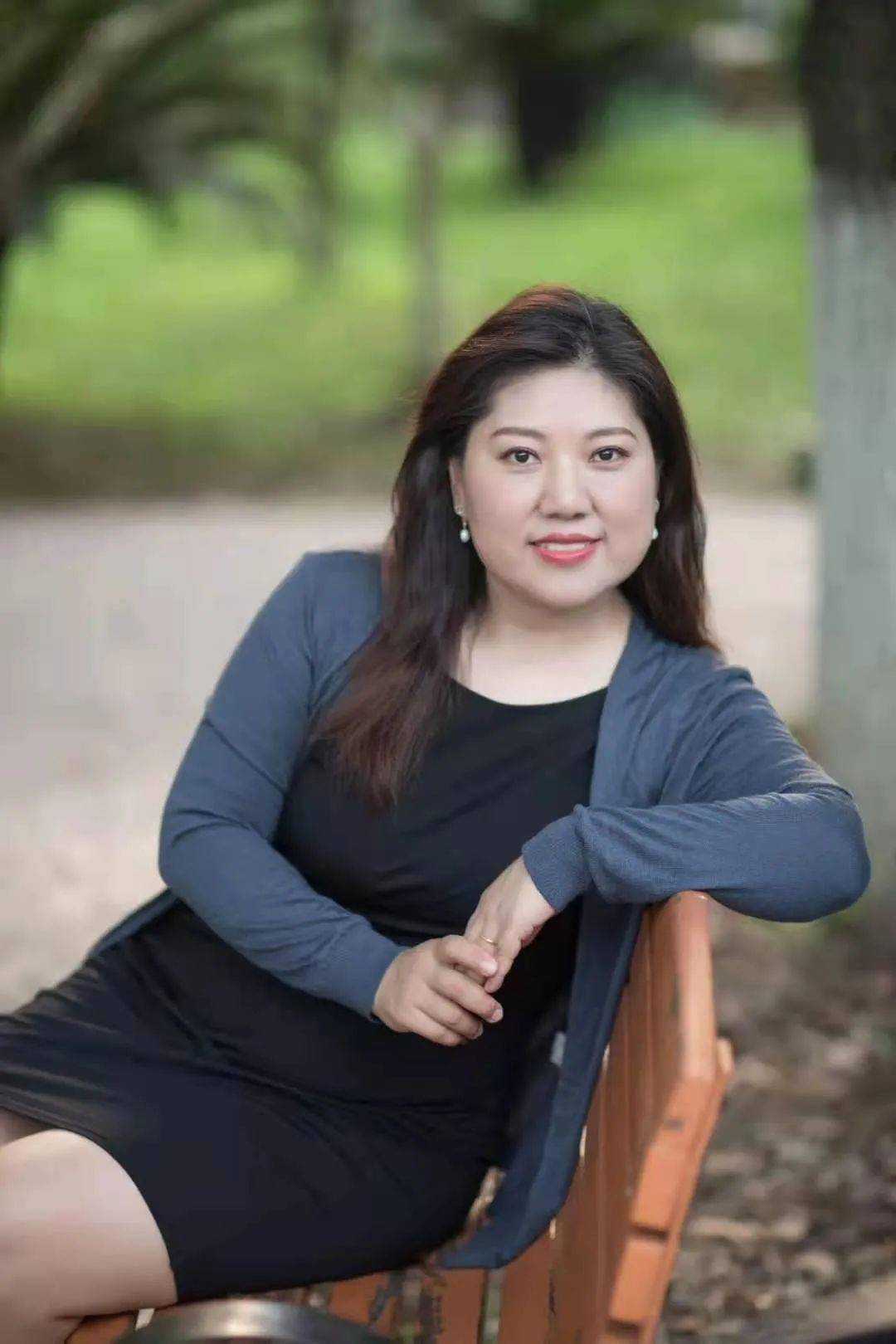 她45岁辞去医院高管转型成为法医秦明的编剧