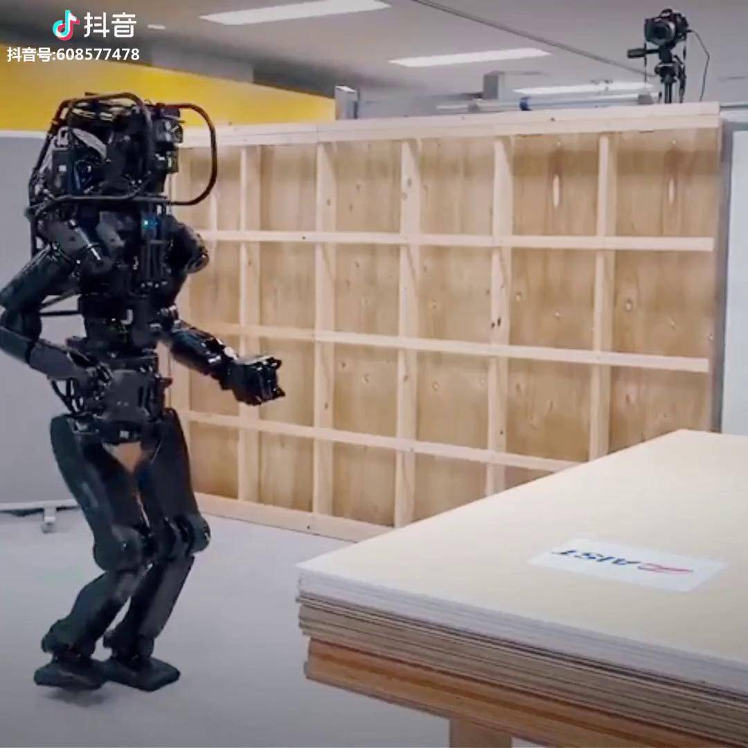 装修房子请个机器人想怎么装就怎么装还能和机器人一起跳机械舞装修