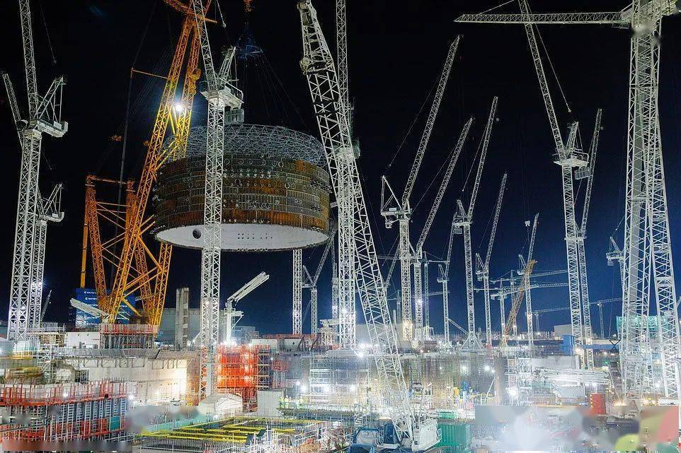 经典吊装现场英国最大基建欣克利角c核电站项目