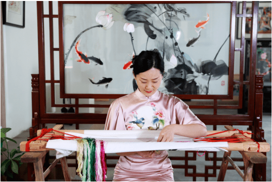 圣绣飞龙金鳞现世非遗蜀绣定制时装即将上线