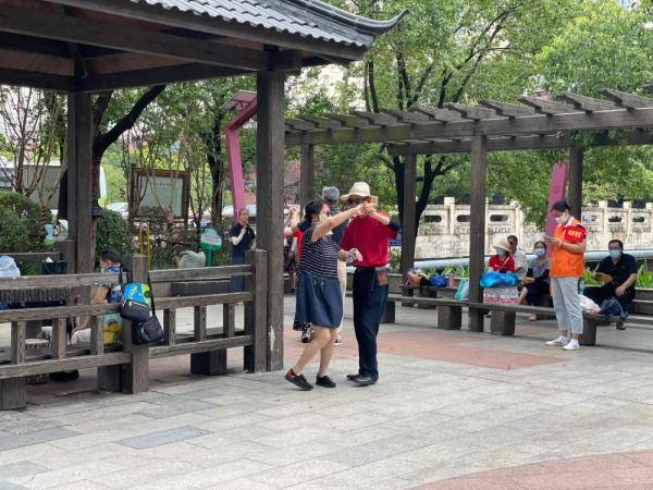 牛广成|广场舞有了“消音”神器，在闵行古美人口文化公园跳舞，不吵不闹，和谐满分！