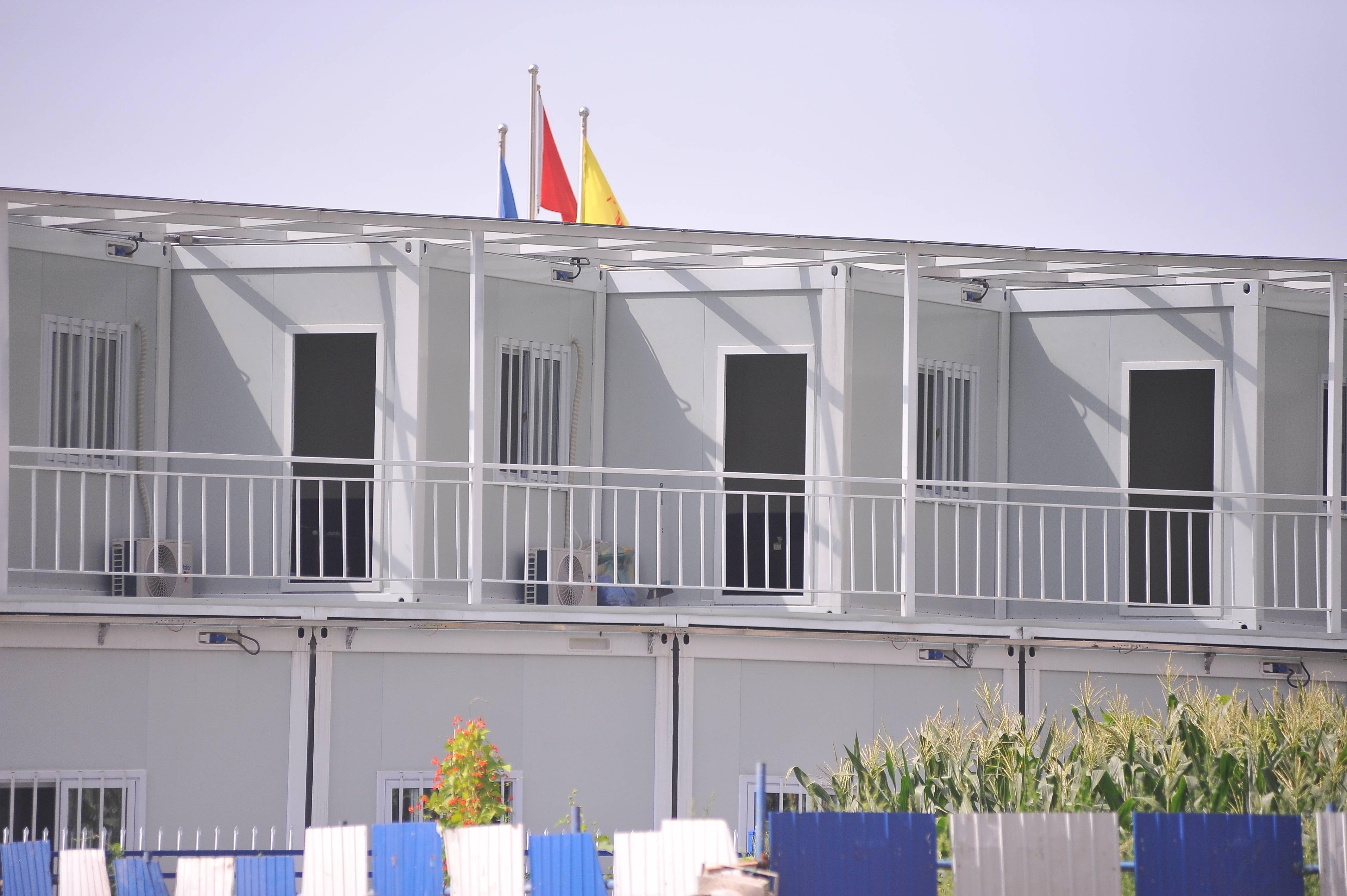 而是由一排排的"集装箱"构成,整体感觉干净整洁,高端大气上档次