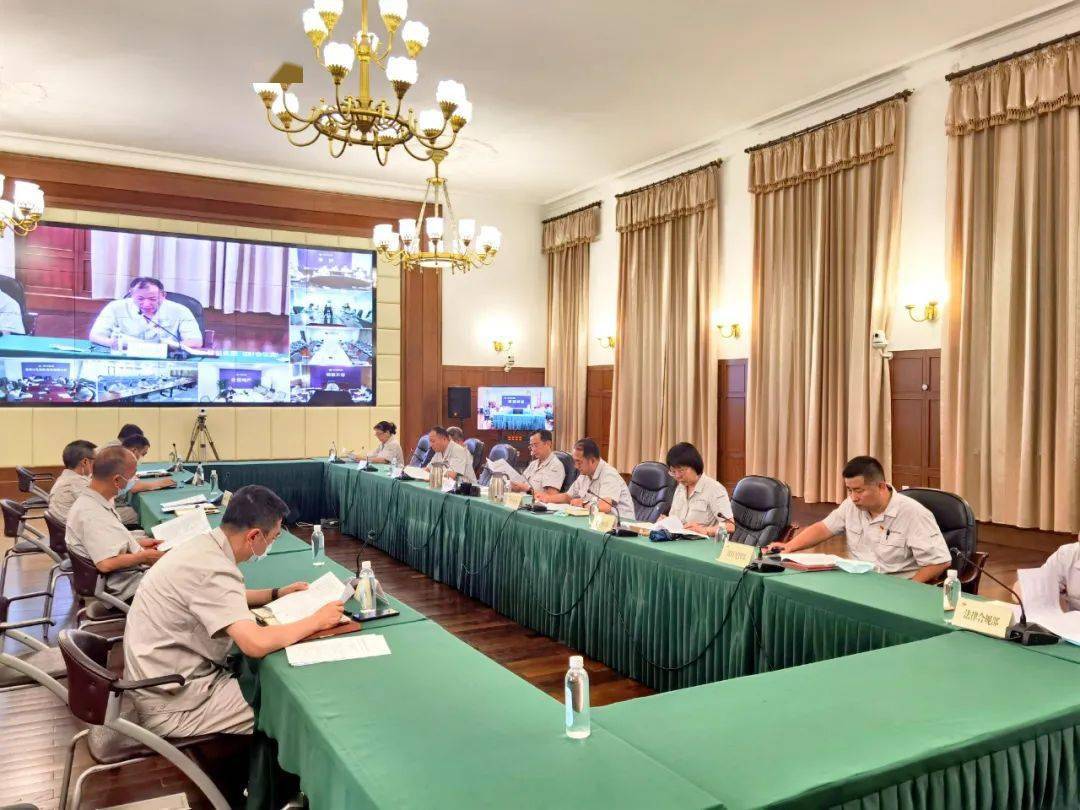 鞍钢集团党委常委,总会计师谢峰出席会议并讲话.