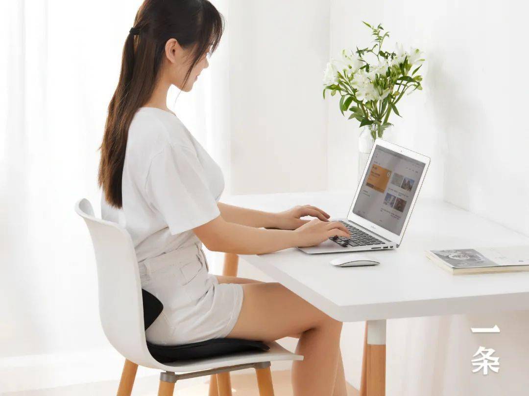 人体工学设计的蝴蝶坐垫,专治"坐不正","坐不直"_坐姿