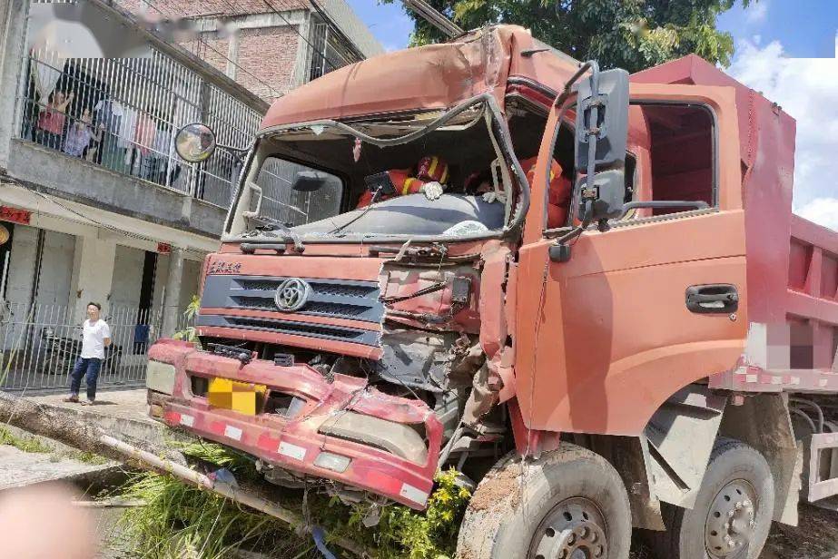 一线救援洪阳镇一大货车撞上绿化带原因竟是