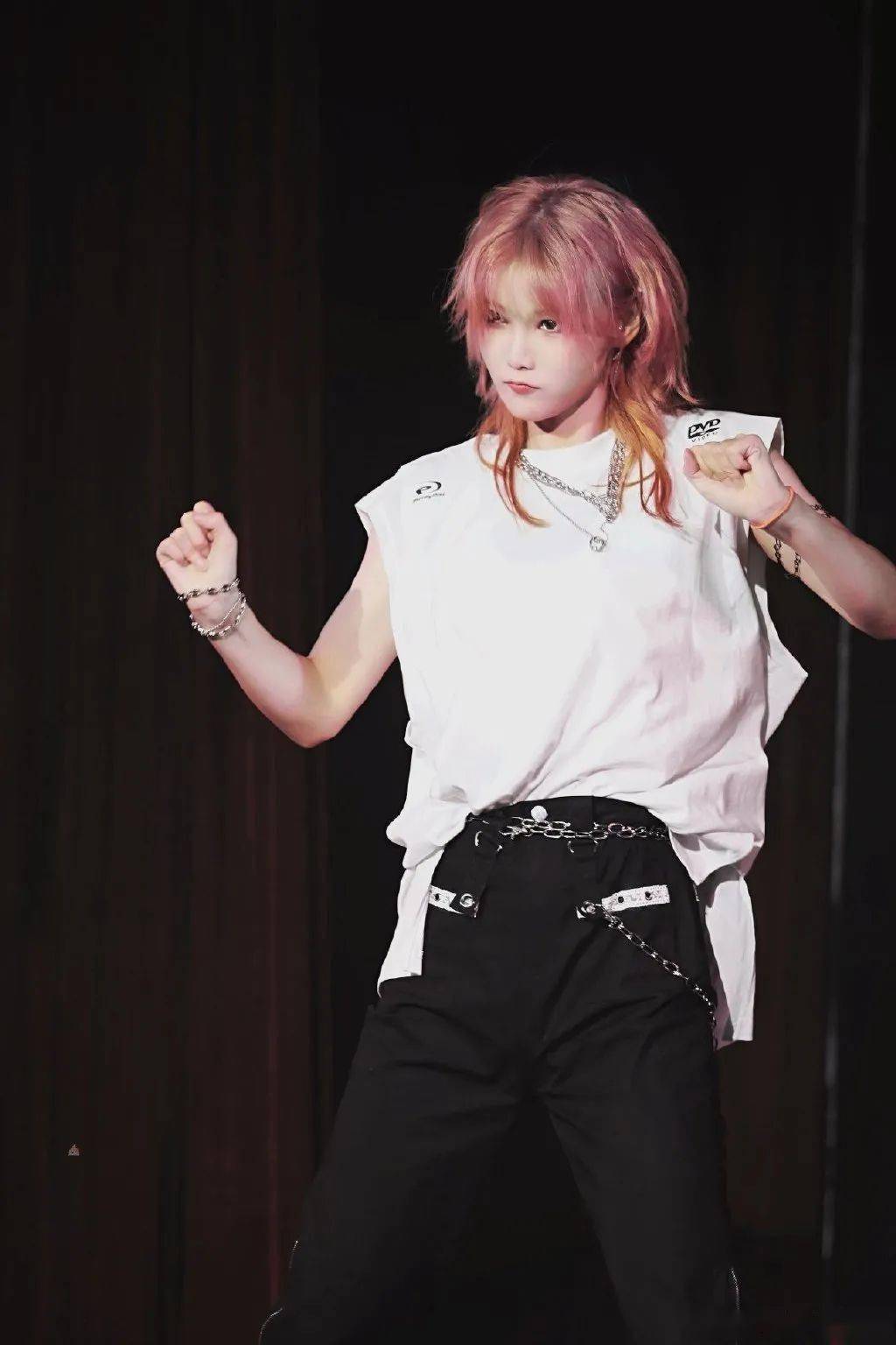 snh48闫明筠白t恤 黑裤子不带任何甜味,帅气还显瘦,轻轻松松营造出酷