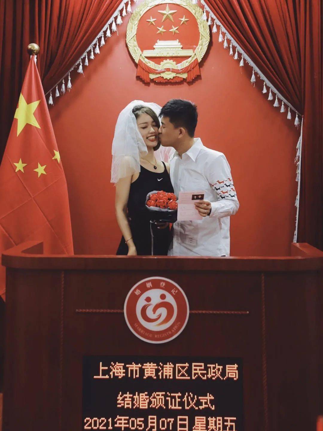 当然是发一个"惊世骇俗,不落俗套,感天动地,吓人一跳"的朋友圈 让领证