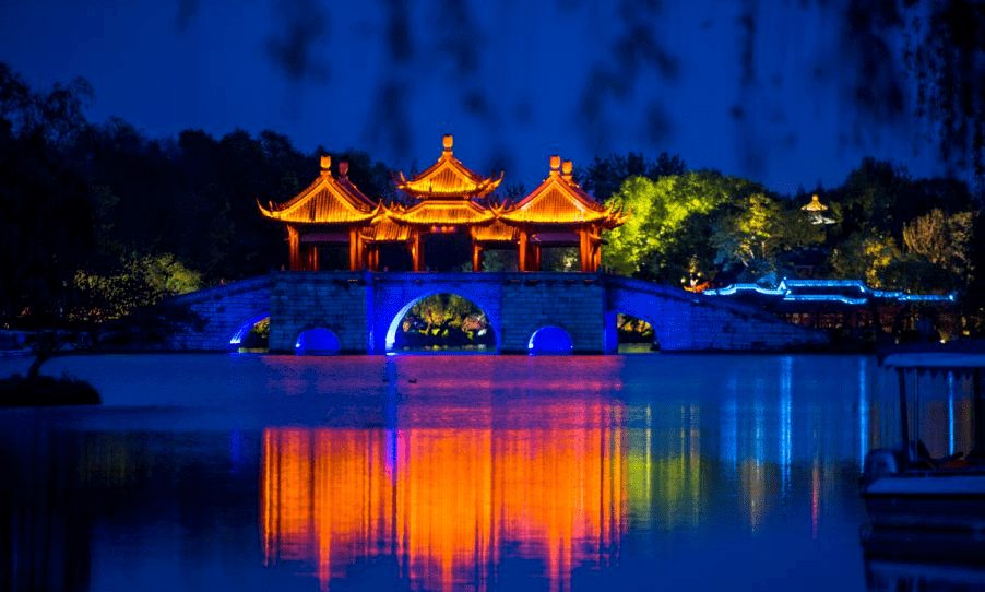 赋予了扬州的夜景上帝把最深邃与最浪漫的颜色靛 青 色01一起探寻古城