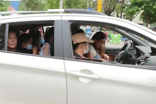 "大胃"汽车驶不得 保亭交警查获一起小型轿车超员的交通违法行为