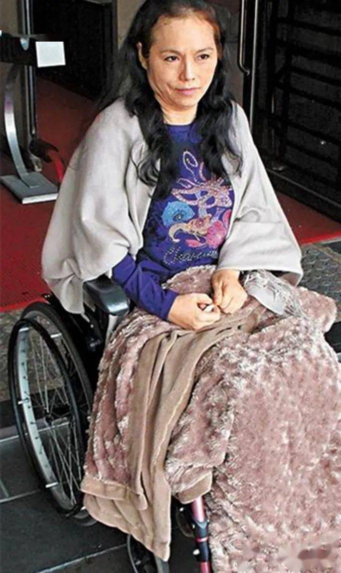 瘫痪42年出现奇迹知名残疾歌手李佩菁双脚恢复八成知觉自信很快就能站