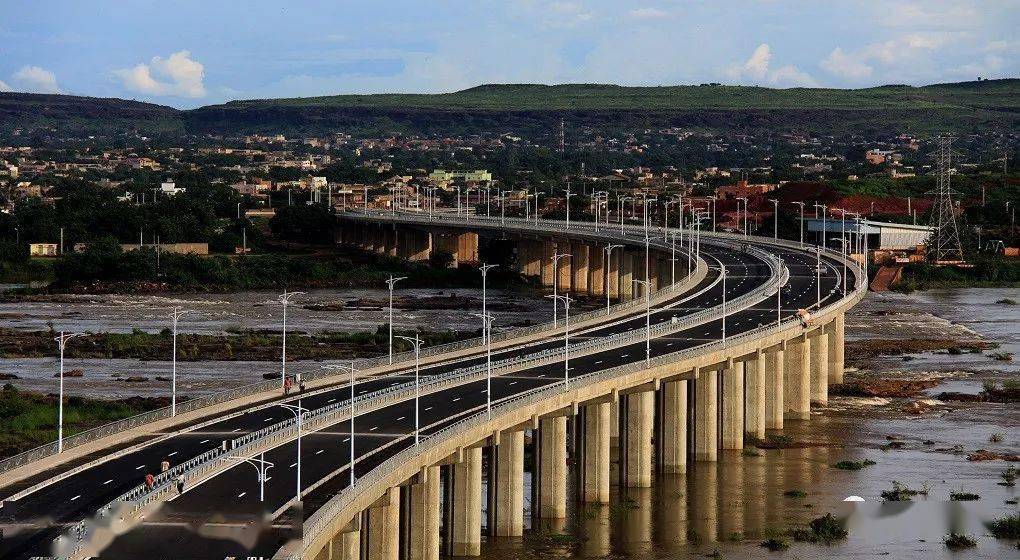 马里首都巴马科,是该国的政治,经济,教育,交通和通信中心,也是该国最