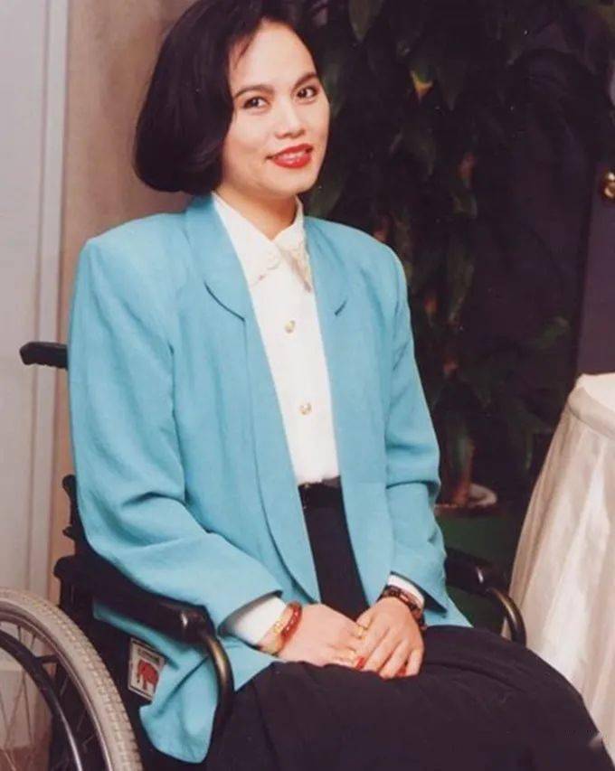 瘫痪42年出现奇迹知名残疾歌手李佩菁双脚恢复八成知觉自信很快就能站