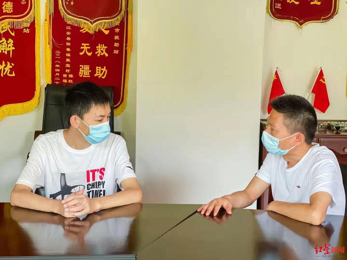 宋利军与雷翔宇谈心 受访者供图"今后的学费和生活费,你都不要担心,都