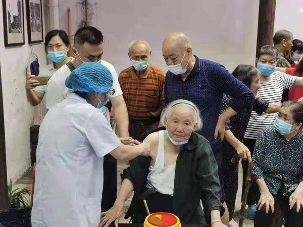 冷水滩区用心服务60岁以上老人接种新冠疫苗